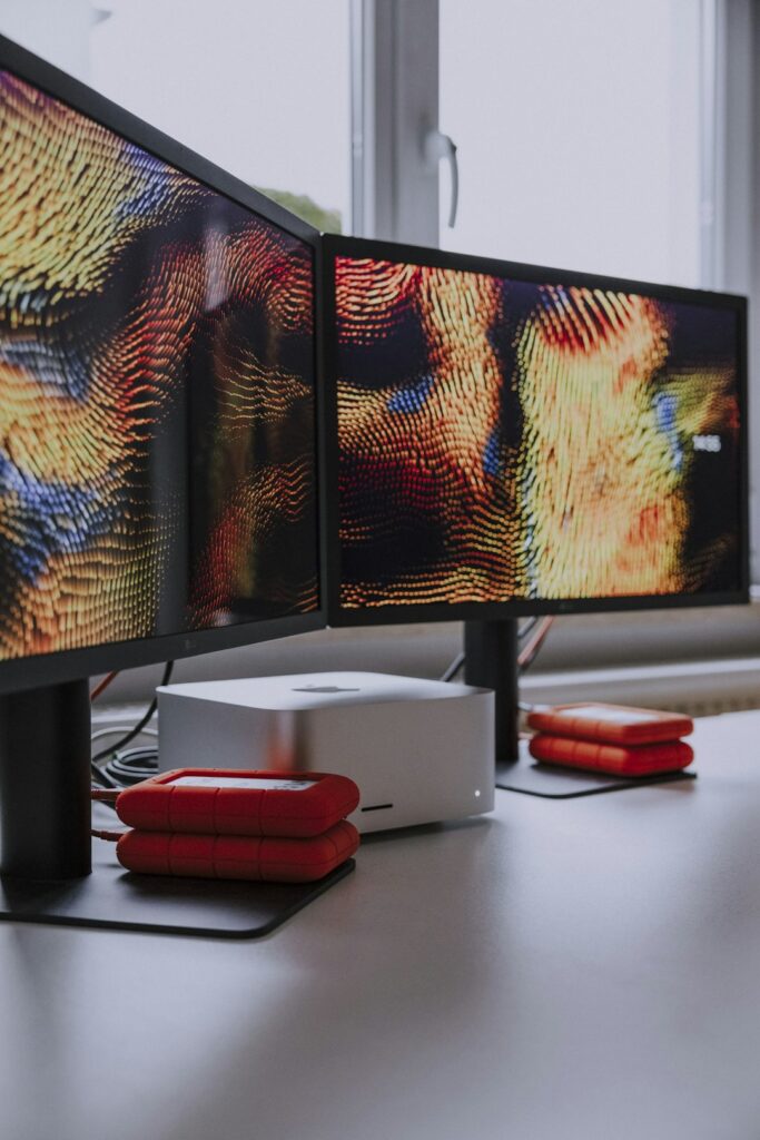 Dual computer monitor setup – monitor and screen rental in Dubai
