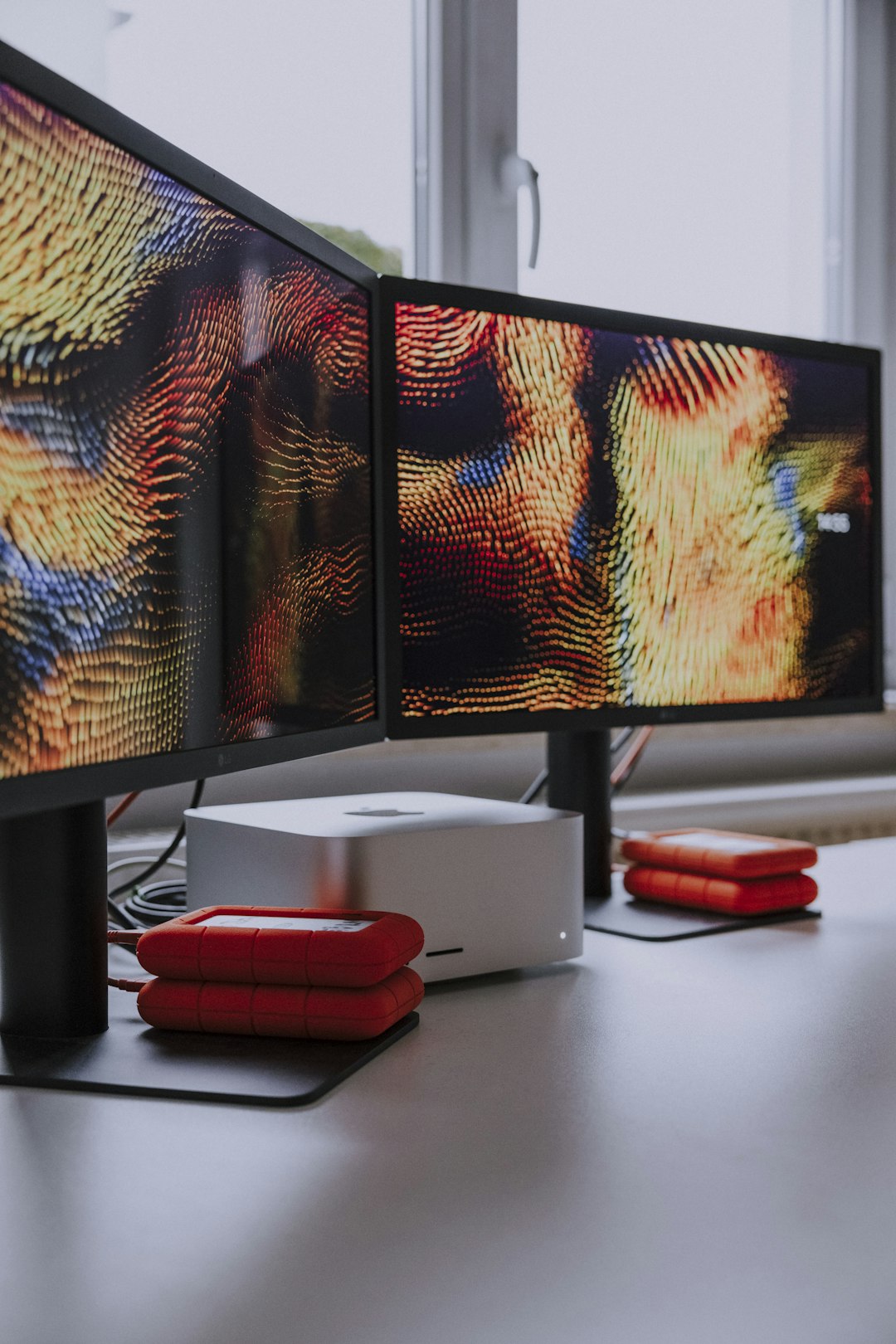 Dual computer monitor setup – monitor and screen rental in Dubai